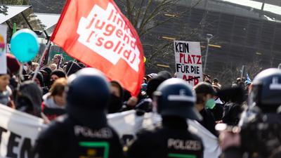 Bei einem Protest gegen den Landesparteitag der AfD ist es in Baden-Württemberg zu Ausschreitungen gekommen.