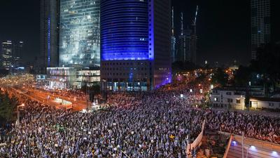 Zehntausende Israelis haben in Tel Aviv gegen die geplante Justizreform protestiert.