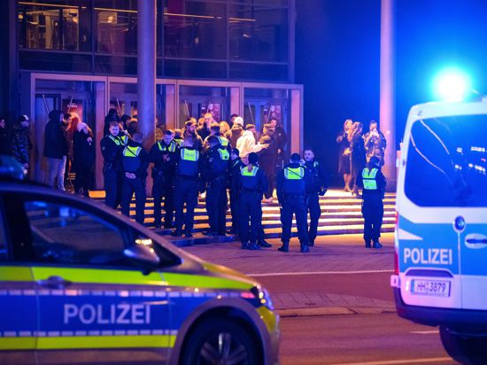 Polizisten bei einem Einsatz vor einem Kino in Hamburg.