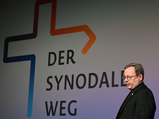 Der Vorsitzende der Deutschen Bischofskonferenz, Georg Bätzing, vor Beginn der Synodalversammlung in Frankfurt.