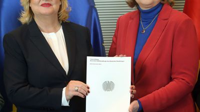 Die Wehrbeauftragte Eva Högl (l) überreicht Bundestagspräsidentin Bärbel Bas ihren Jahresbericht für 2022.