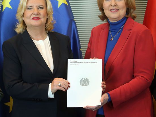 Die Wehrbeauftragte Eva Högl (l) überreicht Bundestagspräsidentin Bärbel Bas ihren Jahresbericht für 2022.
