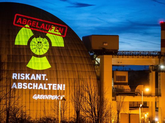 Eine Greenpeace-Aktion am Kernkraftwerk Neckarwestheim. Greenpeace macht mit ihrer Aktion darauf aufmerksam. Die FDP will mit dem Rückbau noch warten.