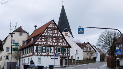 Das Rathaus von Hattenhofen in Baden-Württemberg. In der Nacht zu Sonntag ist in dem Ort ein Kommunalpolitiker angeschossen worden.