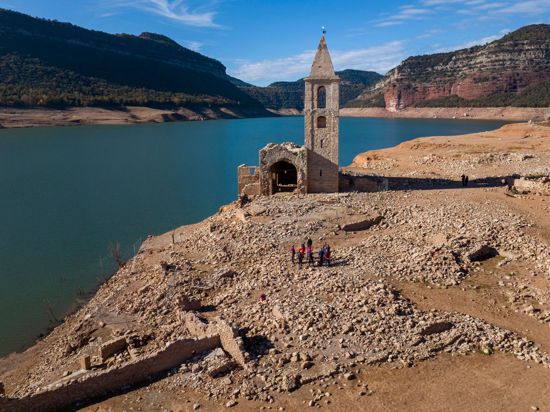 Eine Kirche und die Überreste eines alten Dorfes, die normalerweise vom Wasser bedeckt werden, sind am Stausee von Sau in Katalonien zu sehen.