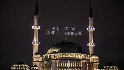 Erste Nacht des muslimischen heiligen Monats Ramadan in der Großen Moschee Hagia Sophia in Istanbul.