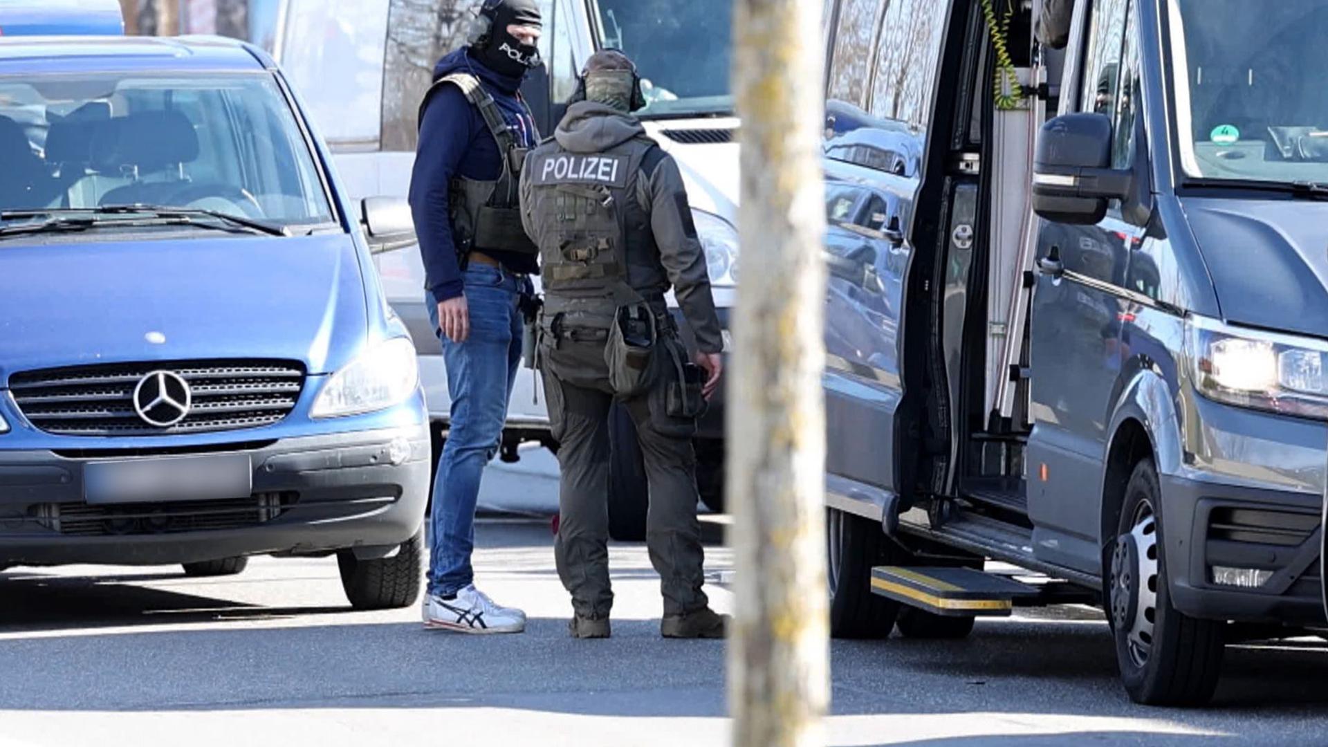Bei einer Durchsuchung im baden-württembergischen Reutlingen wurde ein Beamter eines Spezialeinsatzkommandos (SEK) durch einen Schuss verletzt.
