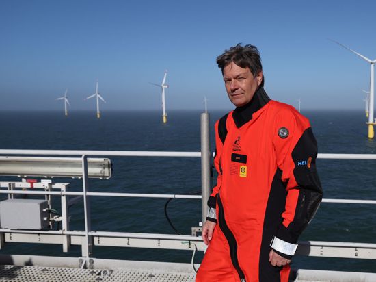Klimaschutzminister Robert Habeck nach der Inbetriebnahme des RWE-Offshore-Windparks Kaskasi vor Helgoland.
