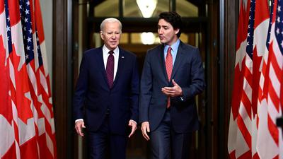 US-Präsident Joe Biden und Kanadas Premier Justin Trudeau (r) sind bei Bidens Besuch in Ottawa voll des Lobes füreinander.