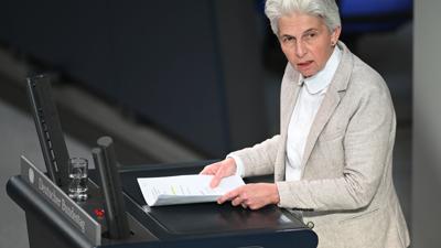 Marie-Agnes Strack-Zimmermann will die Trennung von Verwaltung und Militär prüfen.