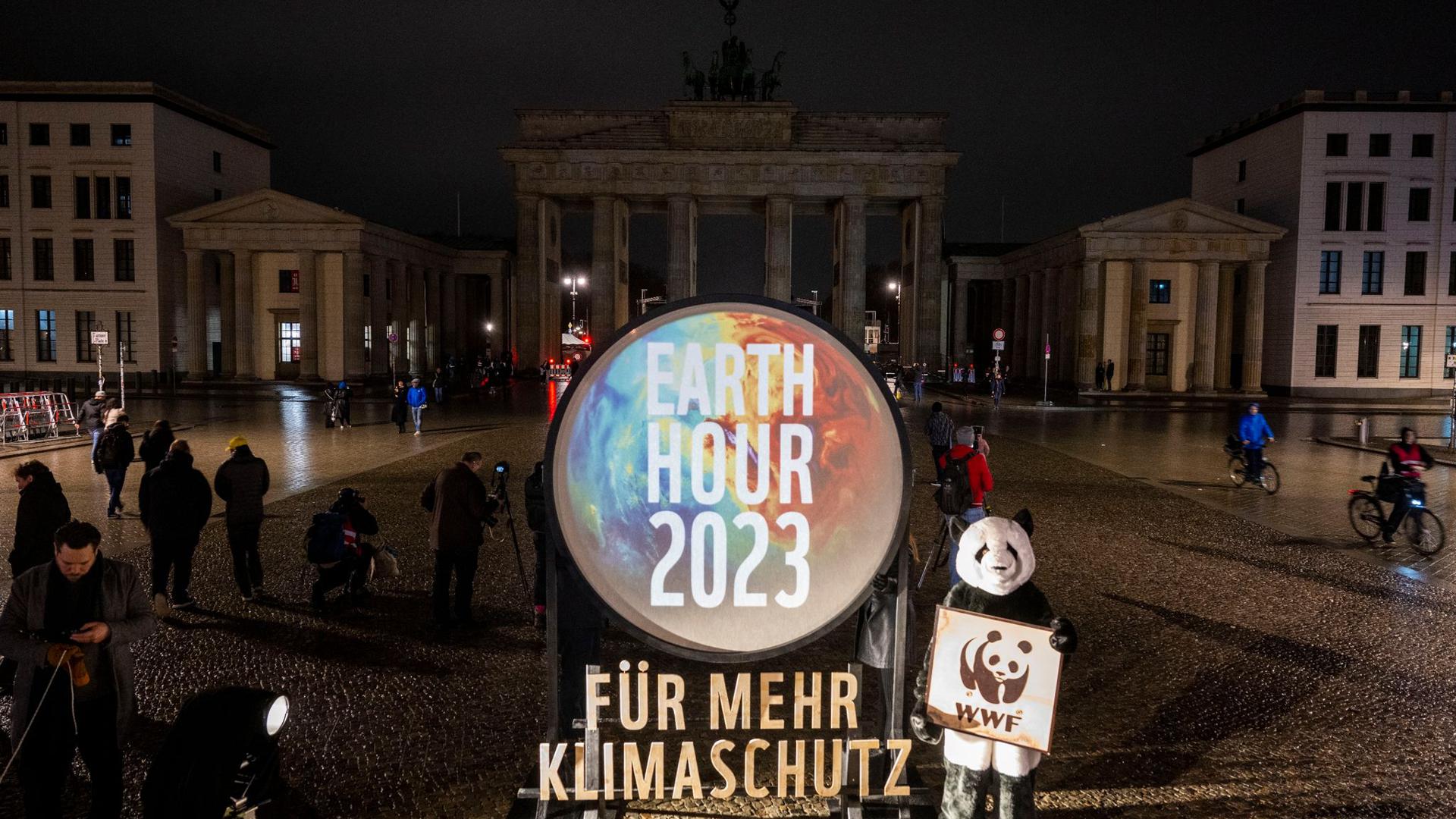 Die Beleuchtung vom Brandenburger Tor ist für die Aktion „Earth Hour“ ausgeschaltet.