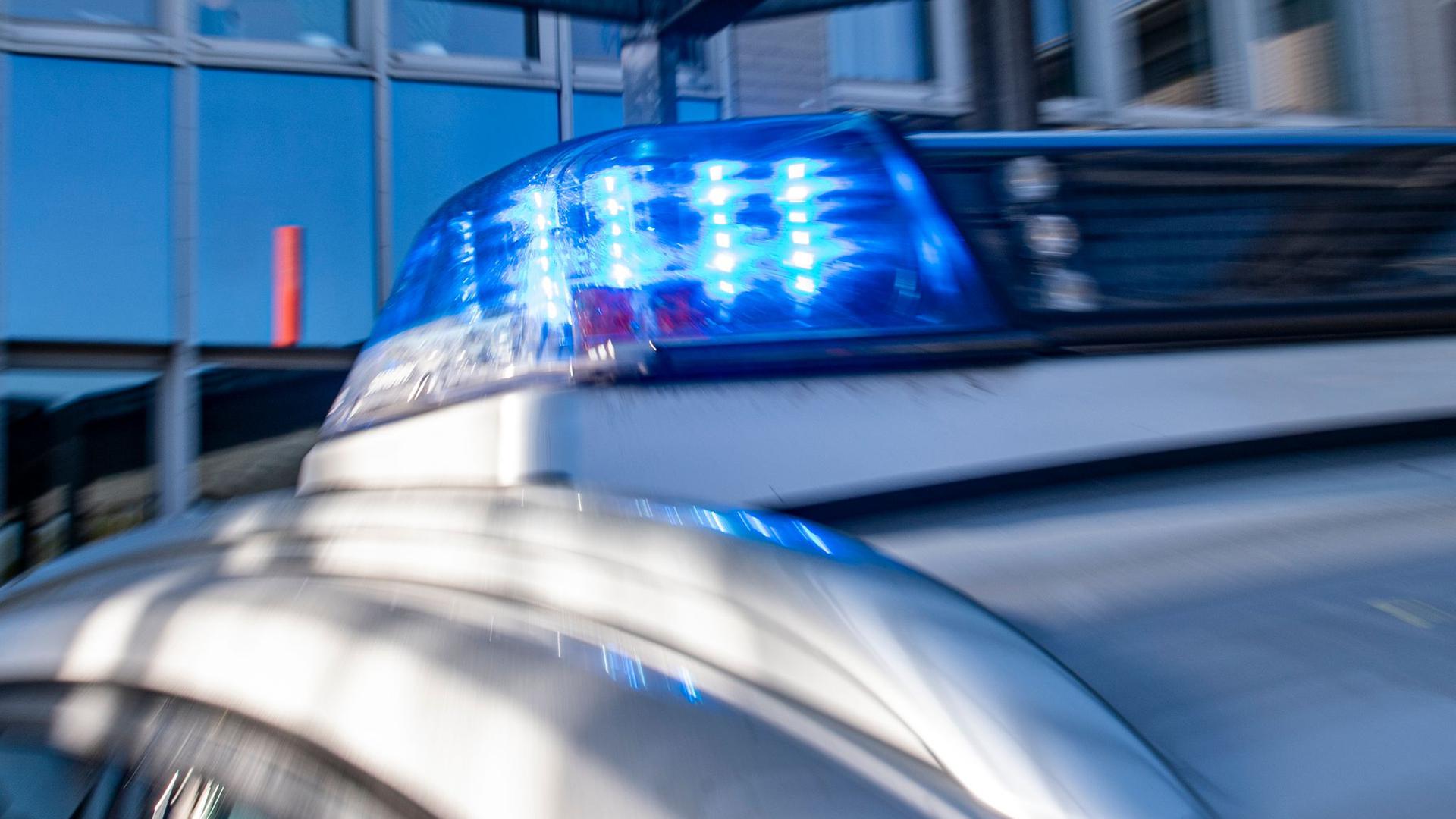 Das Blaulicht an einem Polizeiwagen ist eingeschaltet: Die Polizei konnte den mutmaßlichen Angreifer bereits festnehmen.