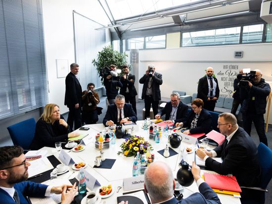 Bundesinnenministerin Nancy Faeser (2.v.l), Verdi-Chef Frank Werneke (r.), der dbb-Vorsitzende Ulrich Silberbach (M.) und weitere Teilnehmer zu Beginn der dritten Tarifverhandlungsrunde in Potsdam.