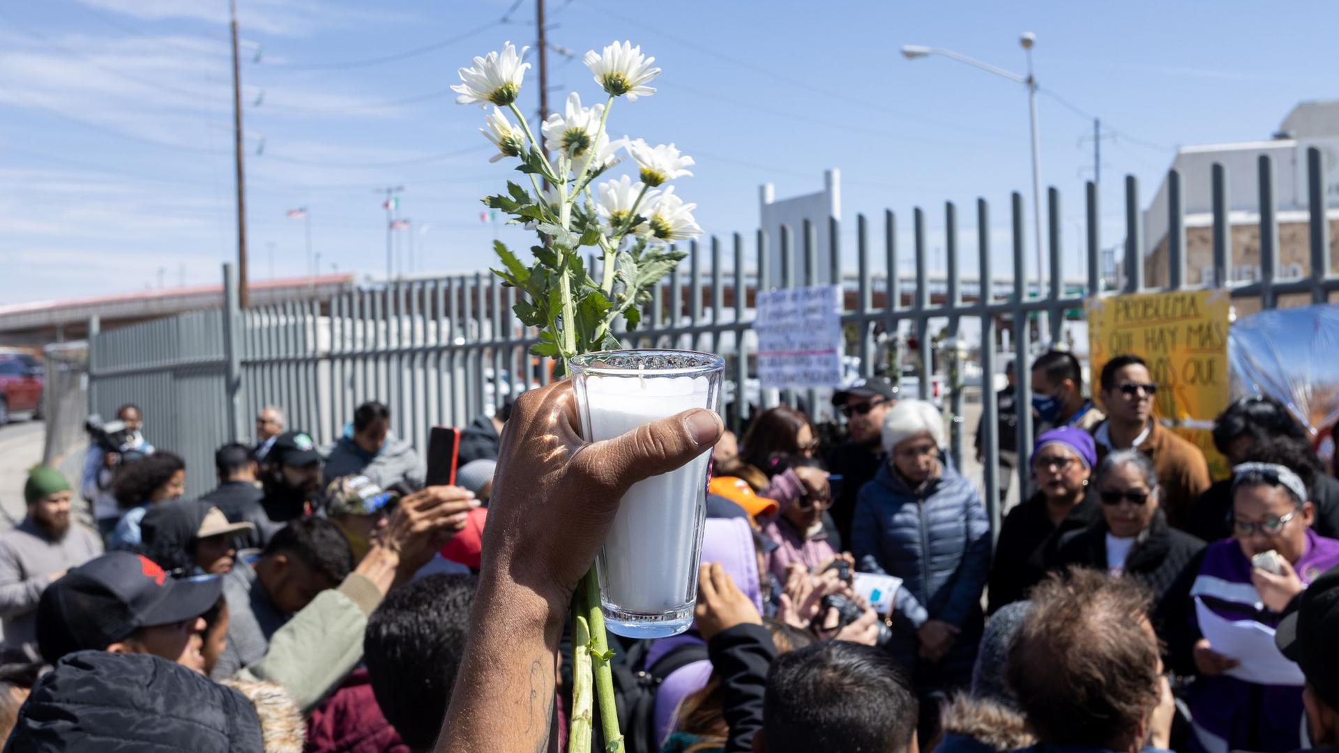 Menschen trauern vor der Sammelstelle für festgenommene Migranten in Ciudad Juárez, wo bei einem Brand mehrere Menschen ums Leben gekommen waren.