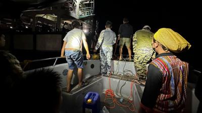 Mitarbeiter der philippinischen Küstenwache suchen nach Überlebenden des Brandes auf der MV Lady Mary Joy, im Süden der Philippinen.