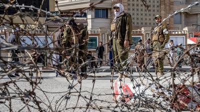 Taliban-Kämpfer stehen in der Nähe des Außenministeriums in Kabul Wache (Symbolbild).