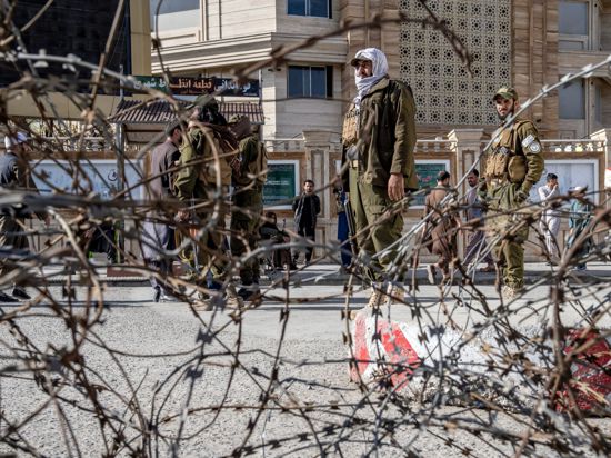 Taliban-Kämpfer stehen in der Nähe des Außenministeriums in Kabul Wache (Symbolbild).