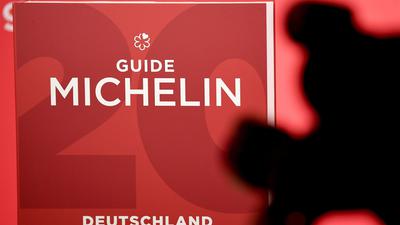 Der Guide Michelin für Deutschland wird am Rande der Verleihung der Sterne gezeigt.