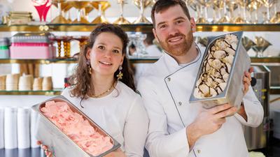 Eismacher Luca de Rocco und seine Frau Francesca setzen auch in diesem Jahr auf vegane Sorten wie Erdbeer-Sorbet und Marzipan-Eis.
