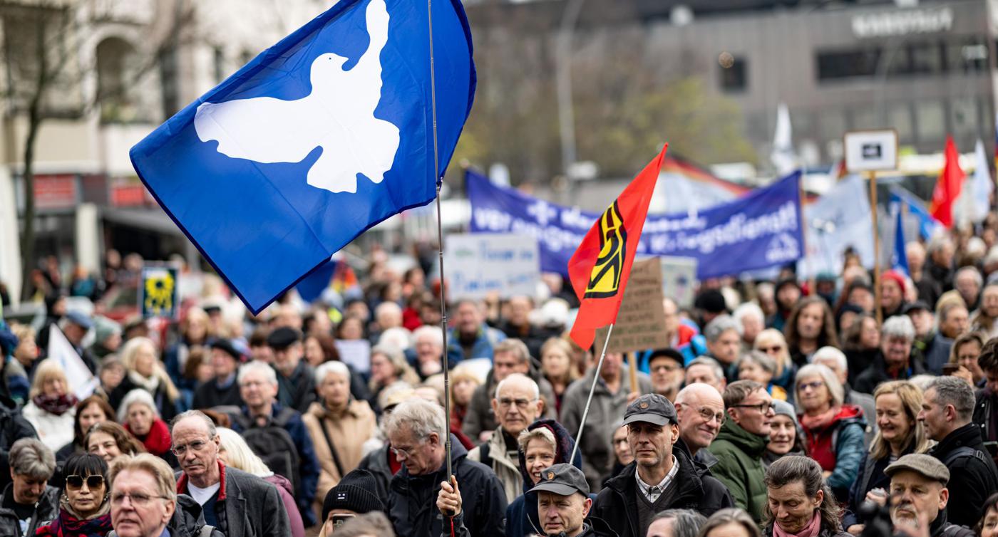 „Den Frieden gewinnen – nicht den Krieg!“: Demonstranten in Berlin mit einer Friedenstaube-Flagge.