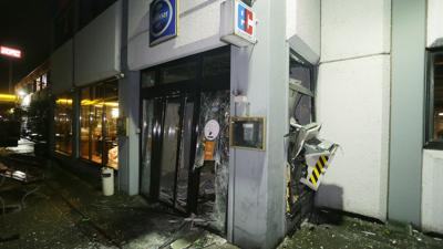 Nach einer Sprengung ist ein Geldautomat Schwer beschädigt.
