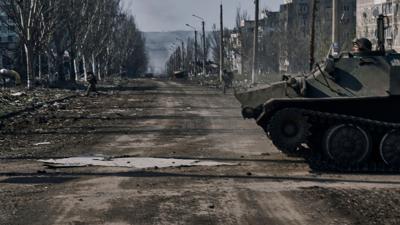 Ukrainische Soldaten laufen über eine Straße in Bachmut. Geleakte US-Informationen zum Krieg in der Ukraine setzen nicht nur die USA unter Druck.
