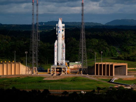 Eine Ariane-5-Rakete mit der Raumsonde Jupiter Icy Moons Explorer, Juice, auf der Startrampe im europäischen Weltraumbahnhof.