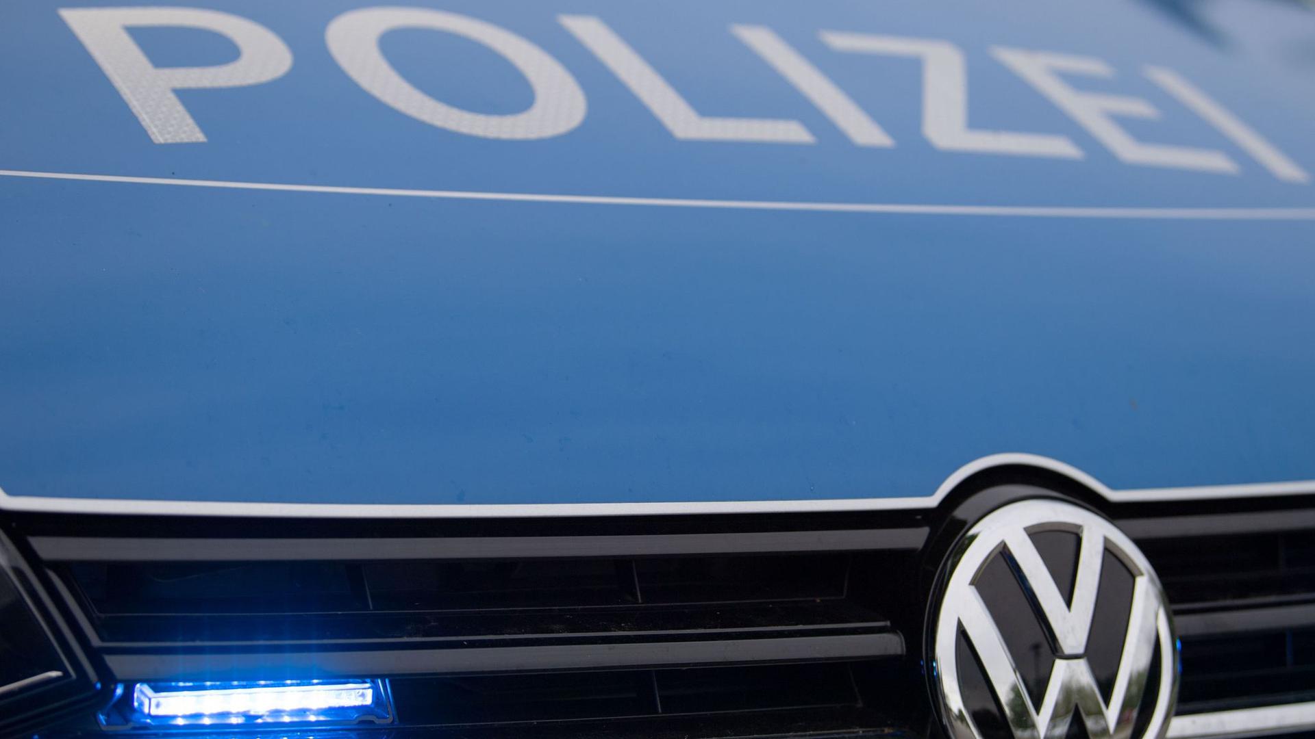Ein Blaulicht leuchtet im Kühlergrill einer Polizeiautos (Symbolbild).