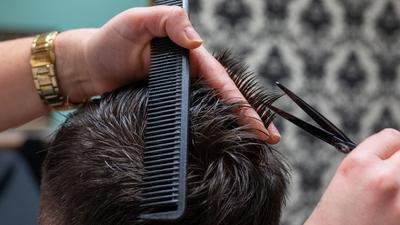 Immer mehr Männer wollen das Friseurhandwerk lernen.