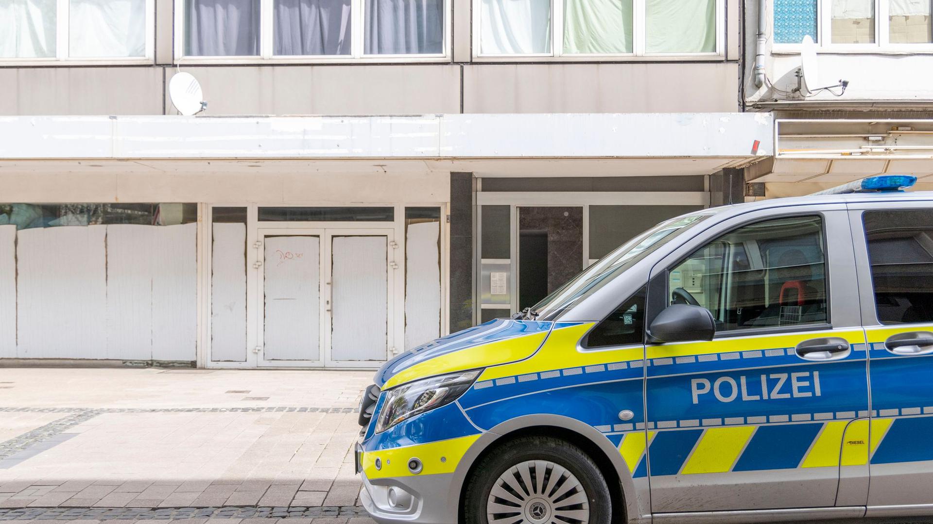 Die Polizei steht vor dem Wohnhaus des Tatverdächtigen in Duisburg.