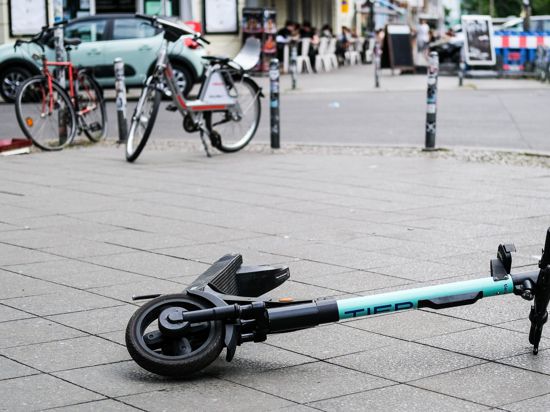 Umgekippte E-Roller mitten auf dem Geh- oder Fahrradweg können zu Unfällen führen.