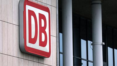 Das Logo der Deutschen Bahn am Gebäude des Hauptbahnhofs in Würzburg: Der 50-Stunden-Warnstreik bei der Deutschen Bahn ist kurzfristig abgesagt worden.