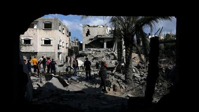 Palästinensische Bürger begutachten die Schäden in ihren Häusern.