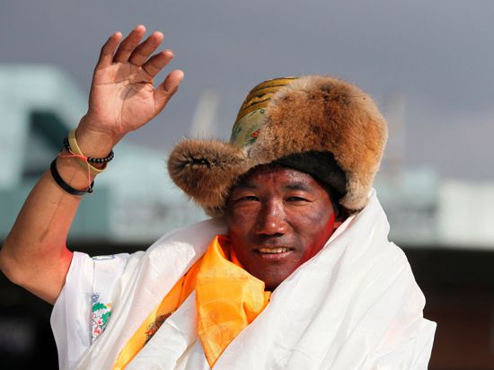 Der altgediente nepalesische Sherpa-Führer Kami Rita hat zum 27. Mal den Mount Everest bestiegen und damit seinen eigenen Rekord ausgebaut.