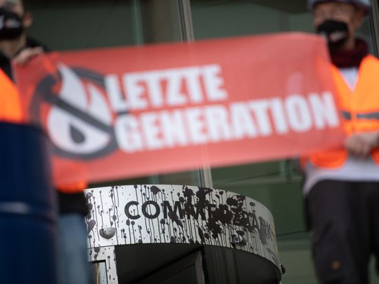 Klimaaktivisten während einer Protestaktion an Commerzbank-Zentrale in Frankfurt (Archivbild).