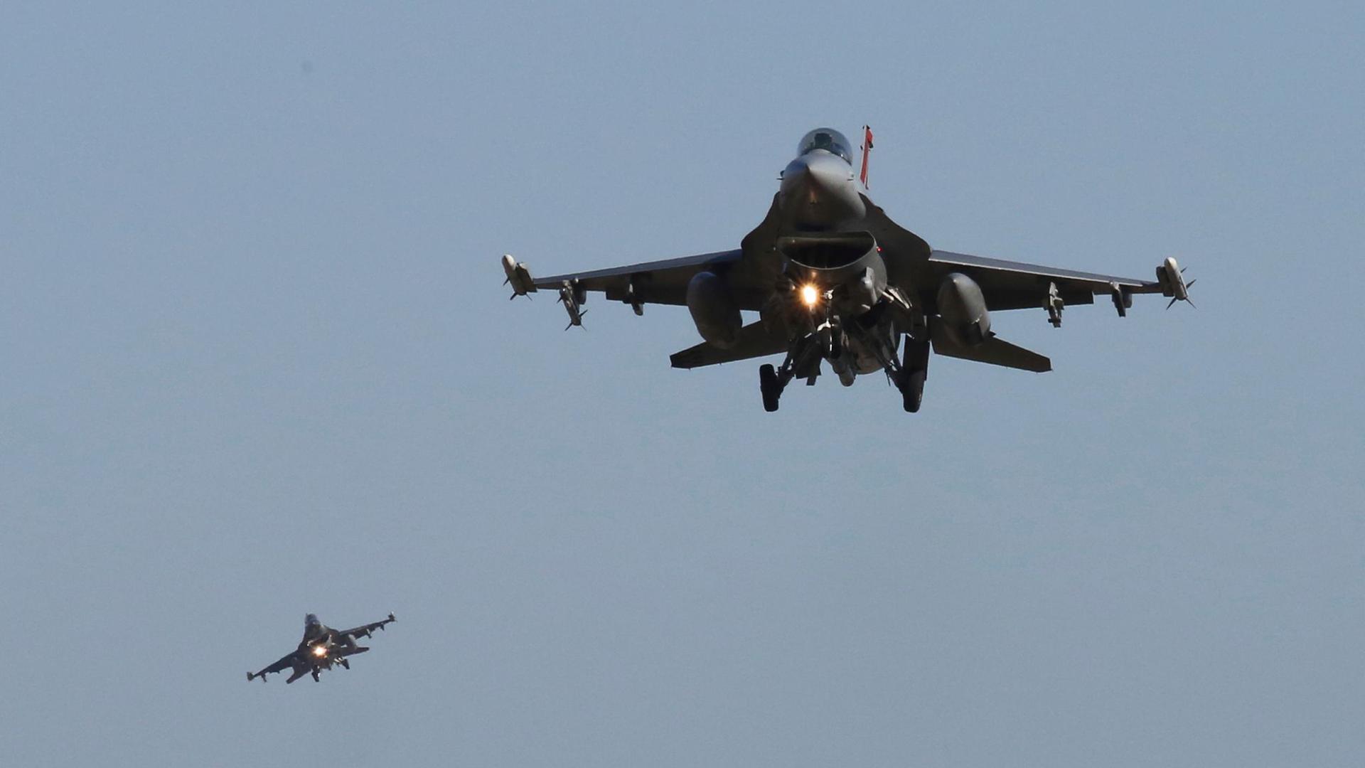 F-16-Kampfjets der US-Luftwaffe während einer Luftwaffenübung.