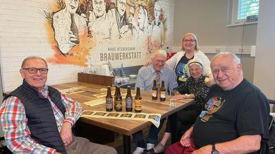 Auch das Etikettieren von Bier aus eigener Produktion zählt zu den Aufgaben im Altersheim.