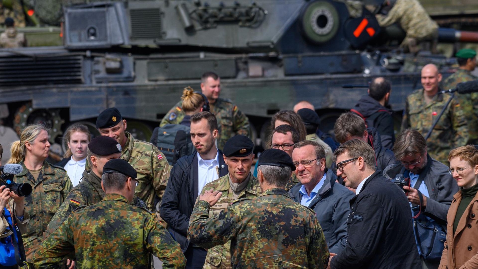Bundesverteidigungsminister Boris Pistorius (SPD, 4.v.r) und sein dänischer Amtskollege Troels Lund Poulsen (3.v.r) sprechen mit Bundeswehrsoldaten.