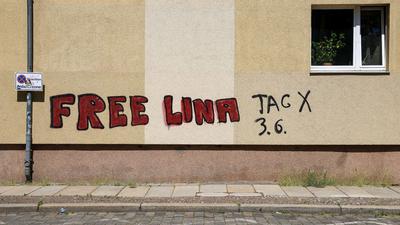 Ein Graffiti „Free Lina 3.6. Tag X“ an einem Wohnhaus im Leipziger Süden. Die Polizei erwartet am Samstag den größten Einsatz seit zwei Jahren.