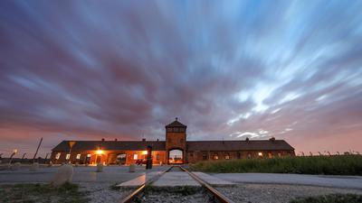 Blick auf das Tor zum früheren Vernichtungsslager Auschwitz-Birkenau.