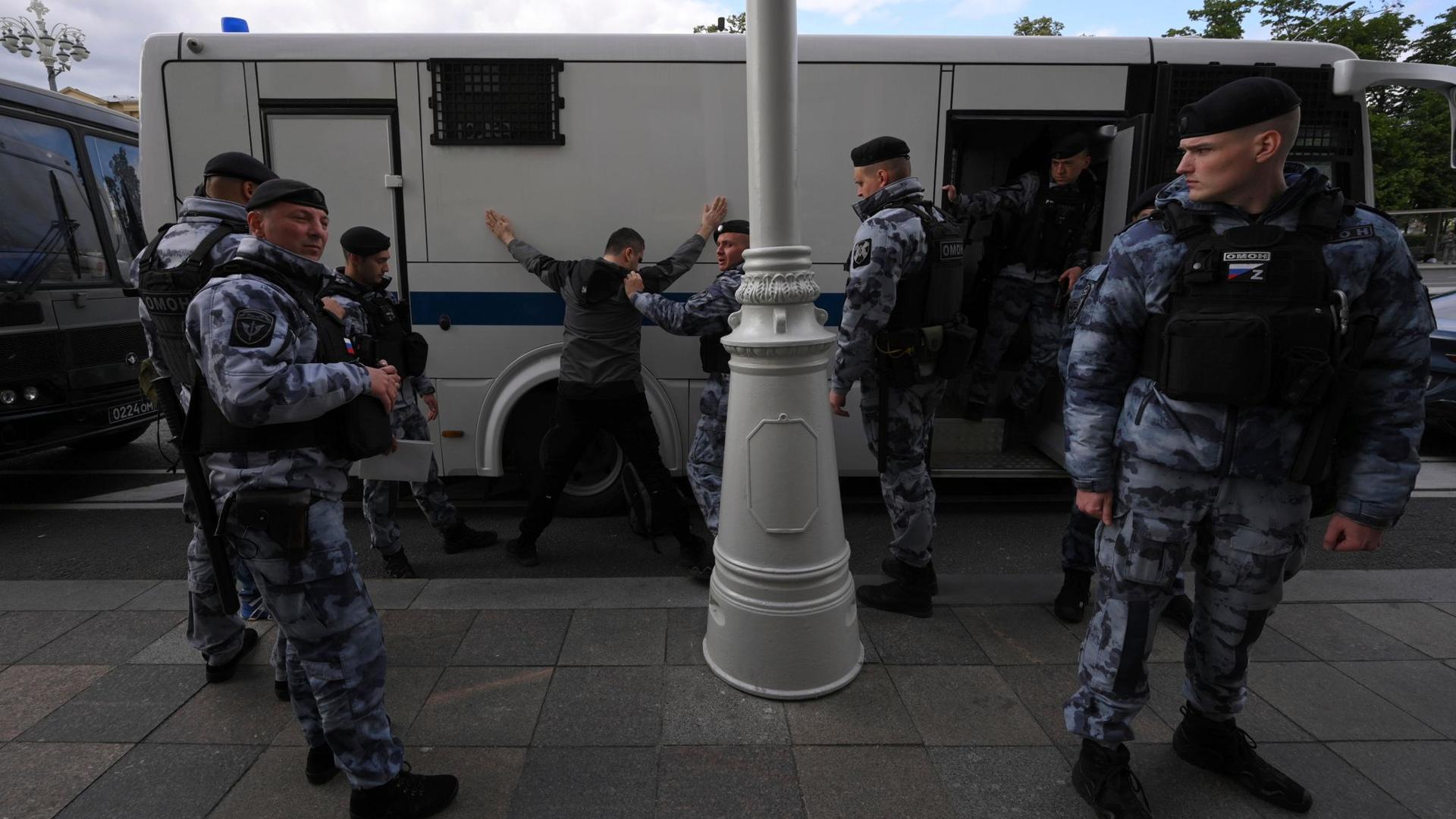Polizisten halten einen Demonstranten auf dem Puschkinskaja-Platz in Moskau fest.