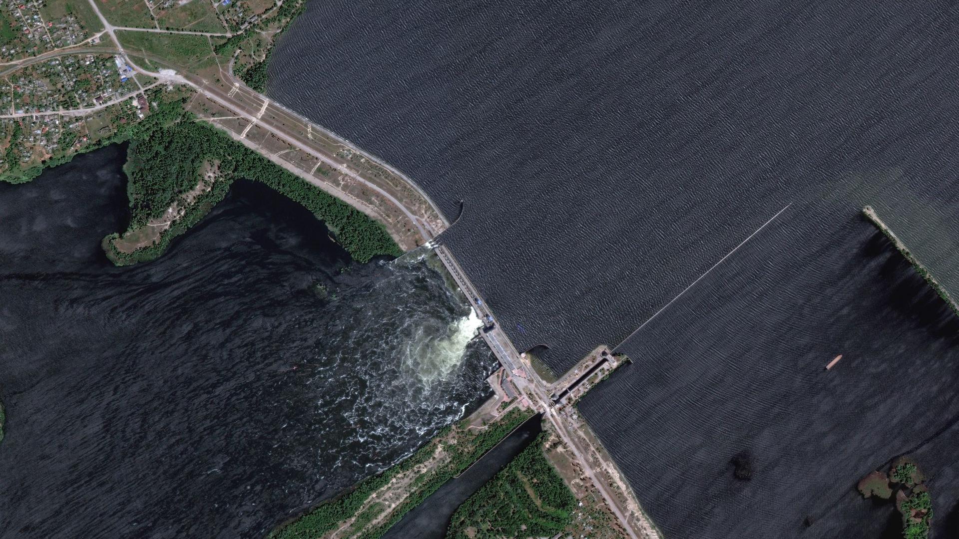 Dieses von Maxar Technologies über AP zur Verfügung gestellte Satellitenbild zeigt den zerstörten Kachowka-Staudamm.