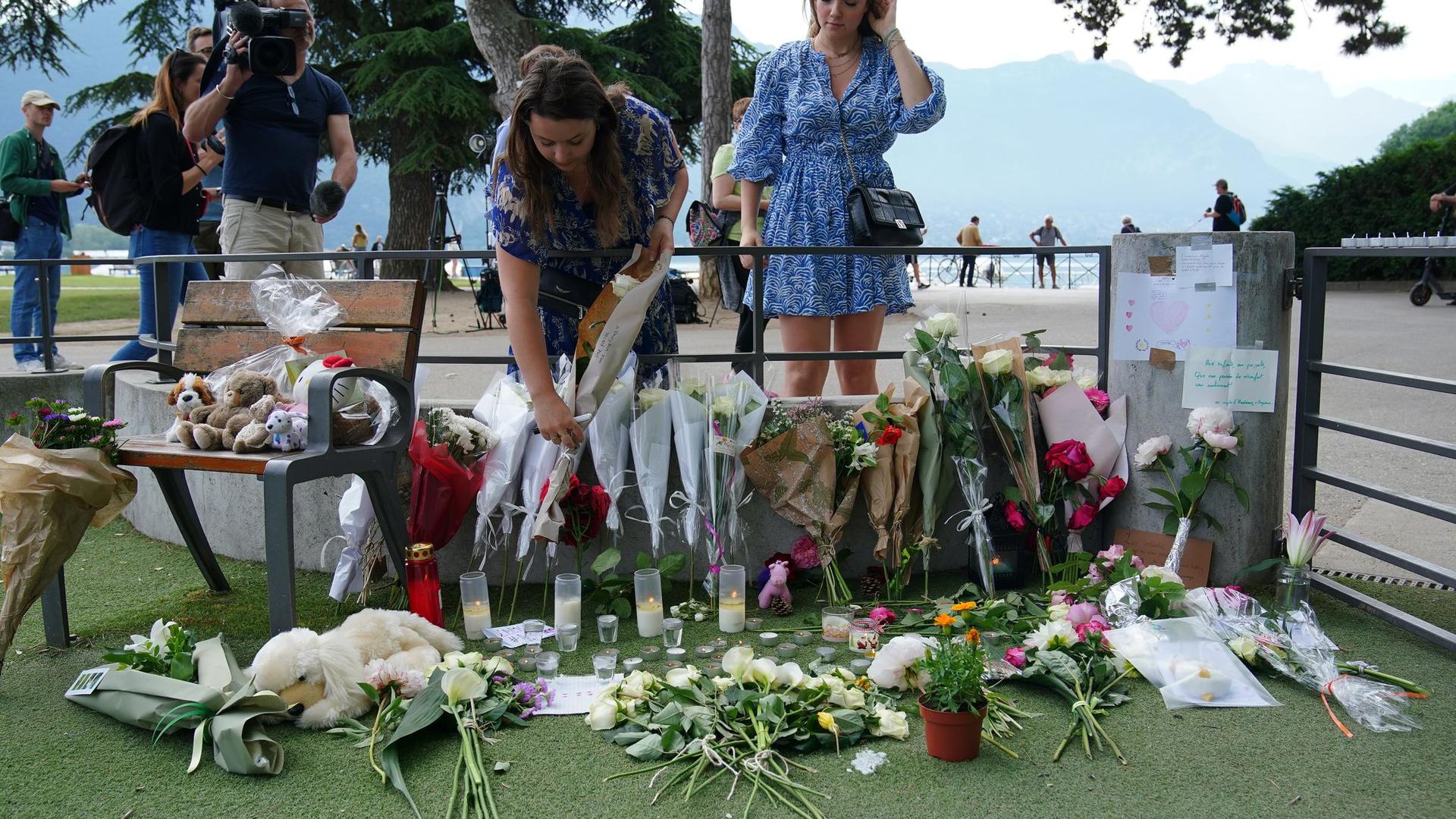 Ganz Frankreich ist geschockt – in Annecy selbst äußern Menschen ihr Mitgefühl durch Blumen am Tatort.