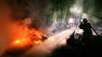 Ein Feuerwehrmann löscht im Sauerland einen Waldbrand. Experten mahnen zur Vorsicht.