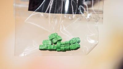 Ecstasy-Tabletten sind bei einer Presserunde in den Räumen der Staatsanwaltschaft München in einem Tütchen zu sehen.