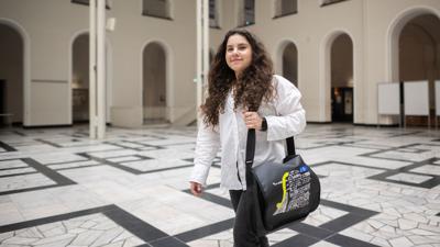 Adela Poteri in der Leibniz Universität Hannover. Die hochbegabte 13-jährige besucht Mathematik-Vorlesungen an der Uni.