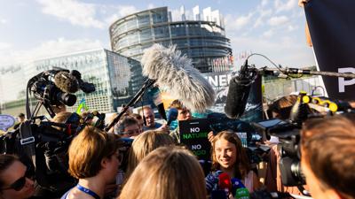 Mittendrin: Klimaaktivistin Greta Thunberg (M.) setzt sich in Straßburg für das EU-Naturschutzgesetz ein.