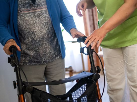 Eine Pflegefachkraft hilft einer Bewohnerin in einem Seniorenheim. Vor gut einem Jahr hatte Bundespräsident Steinmeier eine Debatte über eine soziale Pflichtzeit angestoßen.