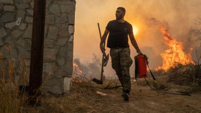 Einheimische versuchen, einen Waldbrand im Dorf Gennadi auf der griechischen Insel Rhodos zu löschen.