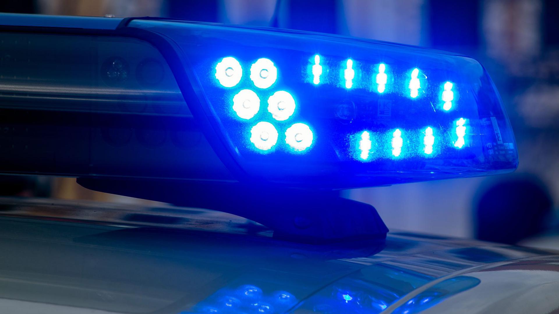 Ein Blaulicht der Polizei leuchtet auf. (Symbolbild)